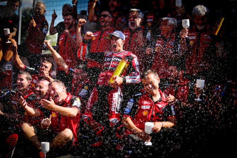 Marc Márquez vence na Chéquia e entra na briga pelo título.